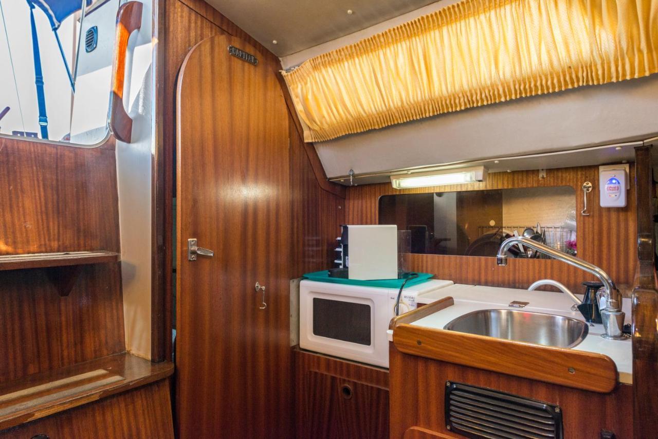Pequeno Velero En Port Forum Ideal Para Backpackers Sant Adria de Besos Exteriér fotografie